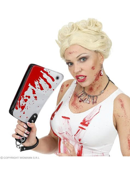 Bolso con forma de cuchillo ensangrentado
