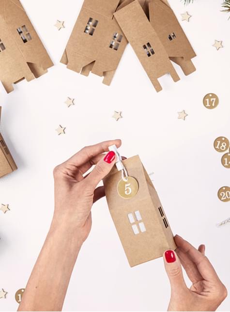 Calendario de adviento con forma de casitas - Partydeco | Funidelia