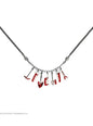 Collar de herramientas ensangrentadas