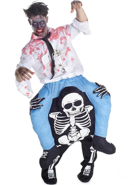 Disfraz a hombros de zombie sobre esqueleto