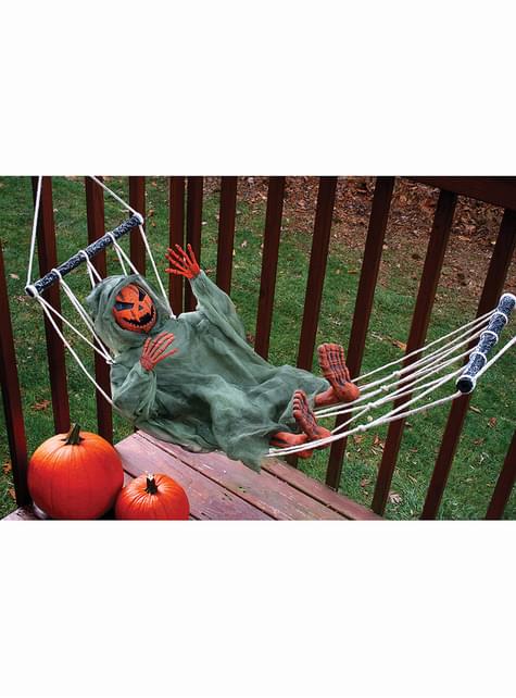Figura colgante de calabaza en hamaca