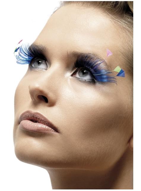 Pestañas azules con plumas
